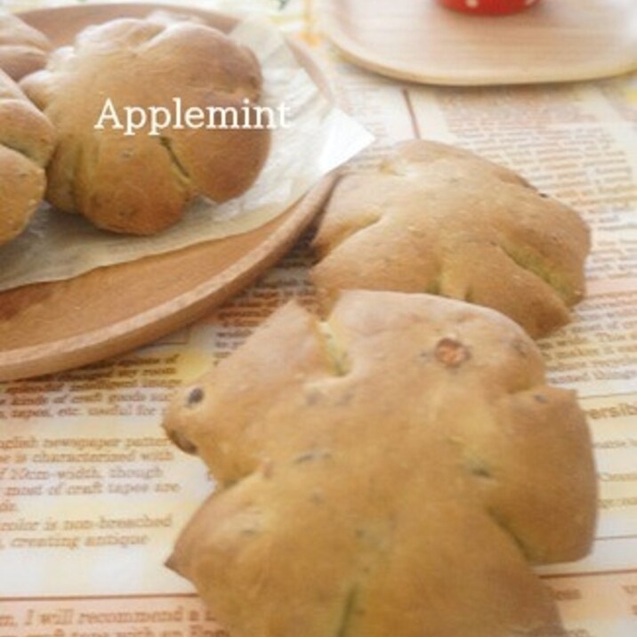 おせちで黒豆が余ったら☆抹茶と黒豆のお花パン